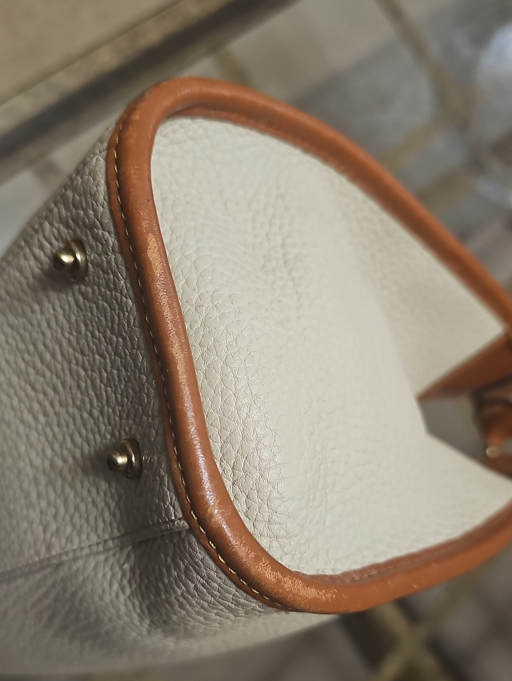 Dooney & Bourke Tan and Cream Leather Shoulder Bag ❤️ OFFERS WELCOMED!!❤️ - Picture 4 of 16